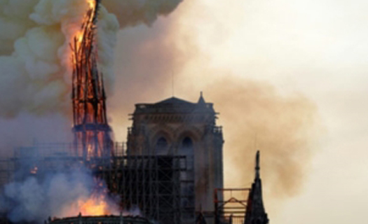 Hoả hoạn tàn phá nghiêm trọng nhà thờ Đức Bà Paris